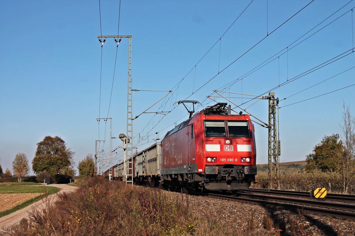 Mit einem gemischten Güterzug (Mannehim Rbf - Chiasso Smistamento) fuhr am 31.10.2017  die 185 090-8  Bombadier Werk Kassel  nördlich von Müllheim (Baden) in Richtung Schweizer Grenze.