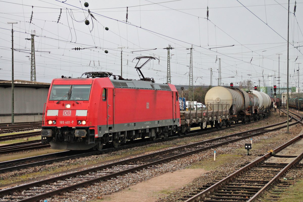 Mit einem gemischten Güterzug (Mannheim Rbf - Chiasso) fuhr am 13.01.2016 die 185 401-7 über Gleis 1 durch den Badischen Bahnhof von Basel in Richtung Rangierbahnhof Muttenz, um dort ihren Zug an eine Schweiz-taugliche 185er abzugeben.