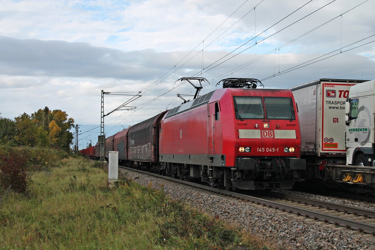 Mit einem gemischten Güterzug (Mannheim Rbf - Basel Bad Rbf) fuhr am 05.10.2017 die 145 045-1 südlich von Hp. Buggingen über die KBS 703 in Richtung Zielbahnhof.