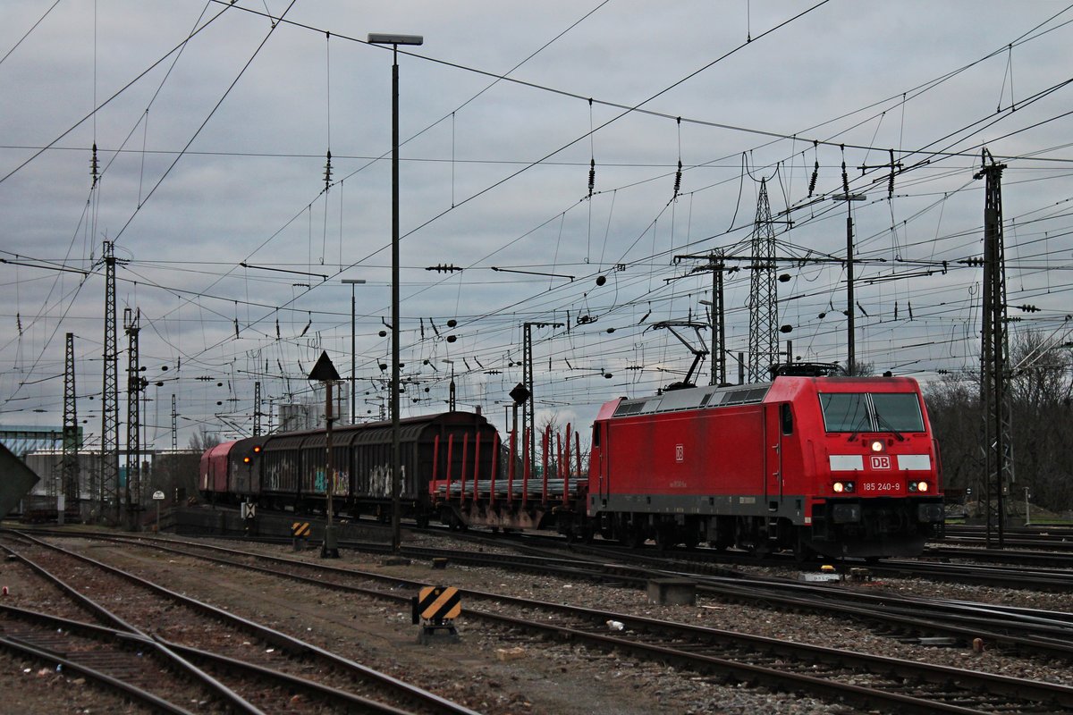 Mit einem gemischten Güterzug (Mannheim Rbf - Chiasso Smistamento) fuhr am 30.01.2018 die 185 240-9 durch den Badischen Bahnhof von Basel in Richtung Rangierbahnhof Muttenz, wo sie ihren Zug an einen Schweiz-taugliche 185er abgeben wird.
