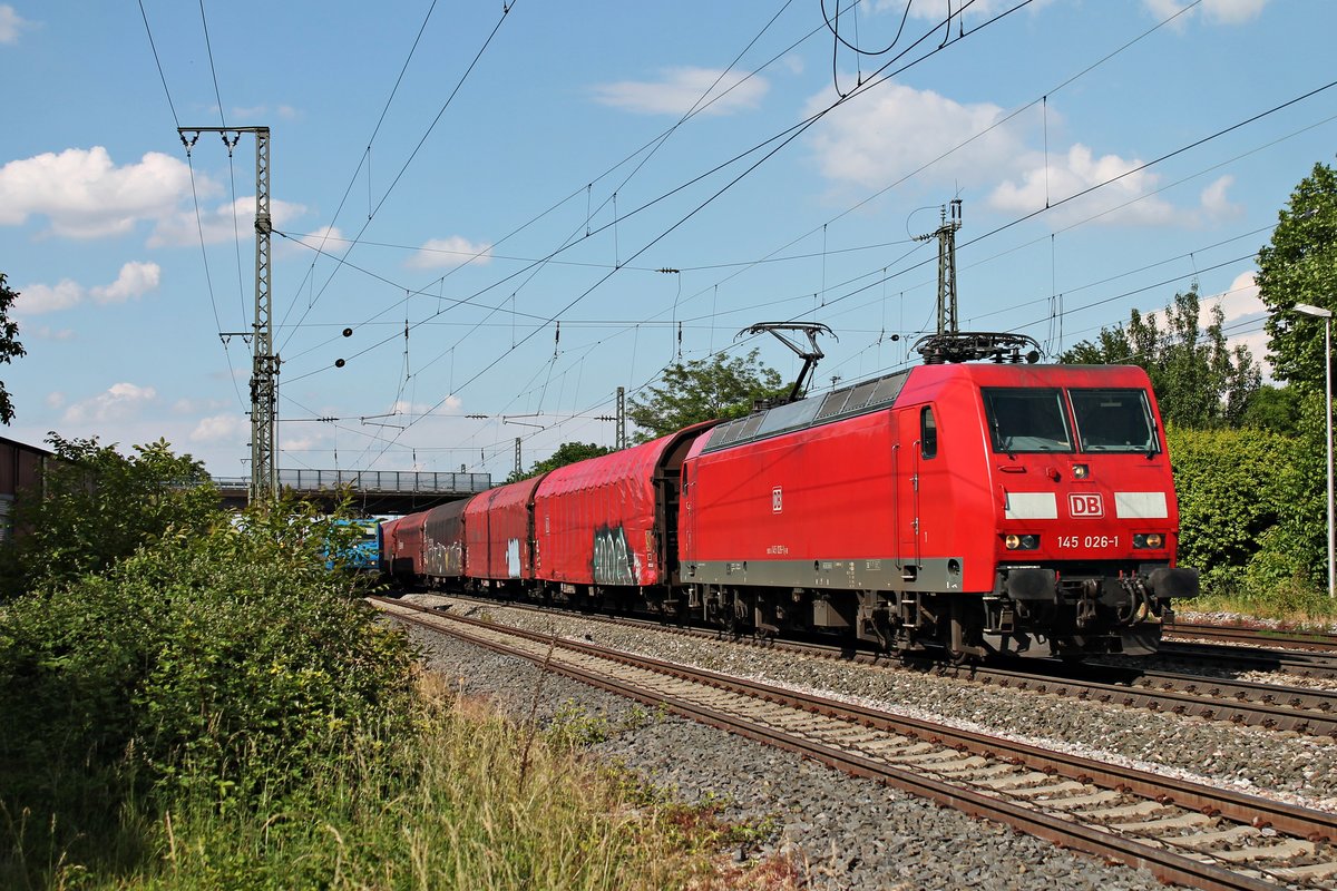 Mit einem gemischten Güterzug (Mannheim Rbf - Basel Bad Rbf) fuhr am Nachmittag des 24.05.2018 die 145 026-1 durch den Bahnhof von Müllheim (Baden) über die Rheintalbahn in Richtung Zielbahnhof, welcher nur noch wenige Kilometer entfernt war.