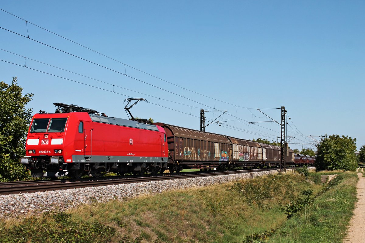 Mit einem gemischten Güterzug (Mannheim Rbf - Chiasso Smistamento), welcher hauptsächlich Rohre transportierte, fuhr am Vormittag des 12.09.2018 mit der 185 092-4 bei Hügelheim durchs Markgräflerland in Richtung Schweizer Grenze.