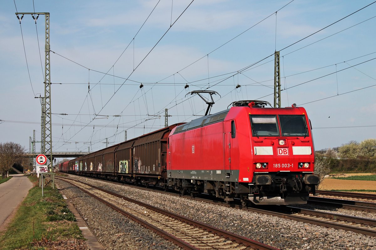 Mit einem gemischten Güterzug (Mannheim Rbf - Basel Bad Rbf) fuhr am Nachmittag des 02.04.2019 die 185 003-1 durch die Überholgleis vom Bahnhof Müllheim (Baden) über die Rheintalbahn in Richtung Schweizer Grenze.