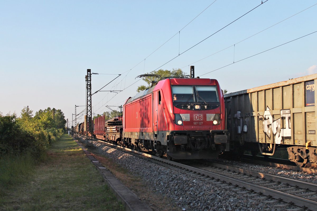 Mit einem gemischten Güterzug (Mannheim Rbf - Basel Bad Rbf) fuhr am Abend des 23.05.2019 die 187 127 südlich vom Haltepunkt Buggingen über die KBS 703 durchs Markgräflerland in Richtung Schweizer Grenze.