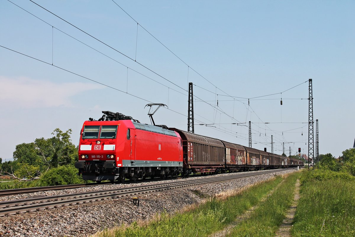Mit einem gemischten Güterzug (Mannheim Rbf - Chiasso Smistamento) fuhr am Vormittag des 25.05.2019 die 185 115-3 über die Rheintalbahn durch den Bahnhof von Heiertsheim in Richtung Schweizer Grenze.