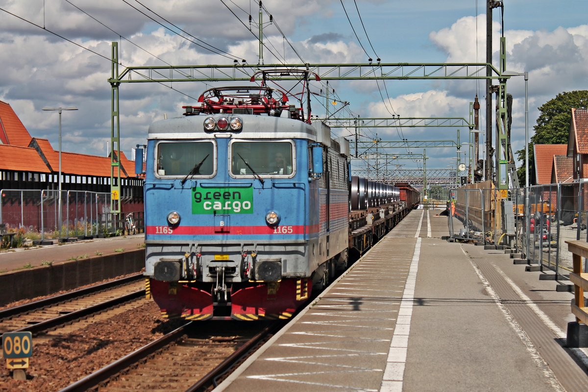 Mit einem gemischten Güterzug nach Malmö fuhr am Nachmittag des 17.07.2019 die Rc4 1165 von GreenCargo durch den Haltepunkt von Hjräup in Richtung Zielbahnhof, welcher nur noch wenige Kilometer entfernt war.