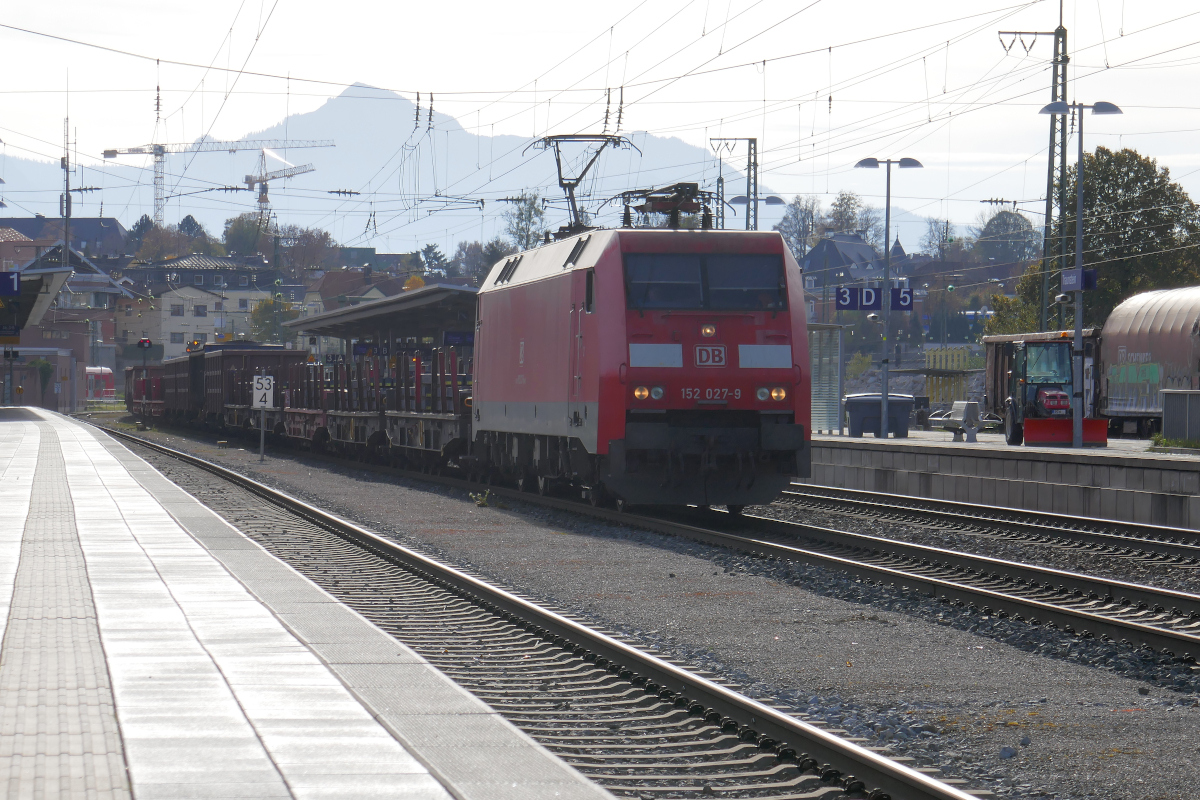 Mit einem gemischten Güterzug nach Freilassing ist die 152 027 in Traunstein unterwegs. Ihre Rückleistung bestand an diesem Tag aus dem  Müllzug  von Freilassing nach Rosenheim.
Donnerstag, 3. November 2022