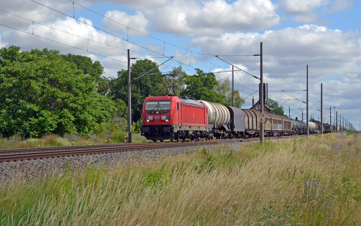 Mit einem gemischten Güterzug passiert 187 181 auf dem Weg zum Rbf Halle(S) am 11.07.20 Braschwitz.
