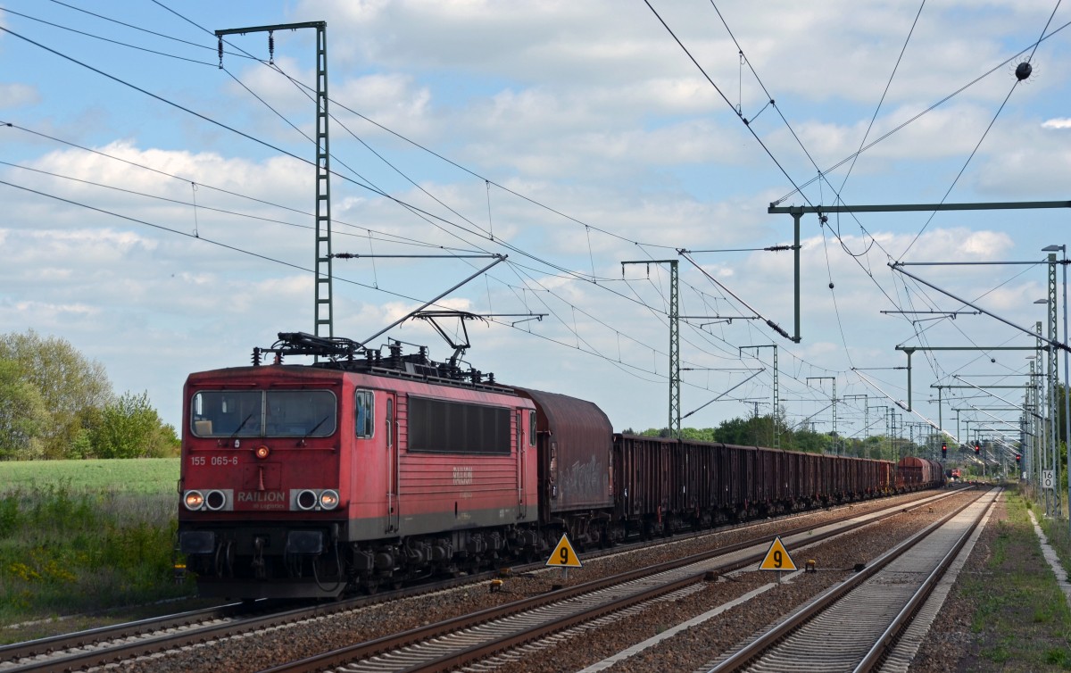 Mit einem gemischten Güterzug passierte 155 065 am 10.05.15 Rodleben auf dem Weg Richtung Magdeburg. Im Hintergrund wartet 185 146 auf die Weiterfahrt.