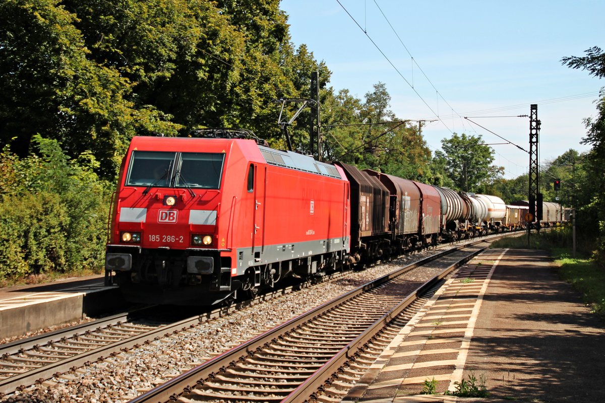 Mit einem gemischten Güterzug in Richtung Nürnberg fuhr am 27.08.2015 die Mannheimer 185 286-2 durch den Haltepunkt von Etterzhausen.