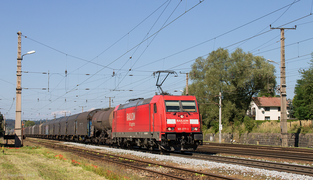 Mit einem gemischten Gterzug in Richtung Linz durchfhrt die 185 277-1 am 5. September 2013 den BB-Bahnhof Schrding.