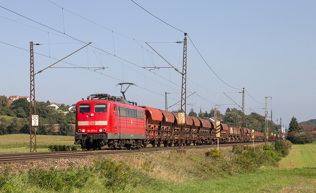 Mit einem gemischten Gterzug in Richtung Kornwestheim ist die uerlich sehr gepflegt wirkende 151 073-4 am 24. September 2013 auf der Filsbahn bei Ebersbach unterwegs.