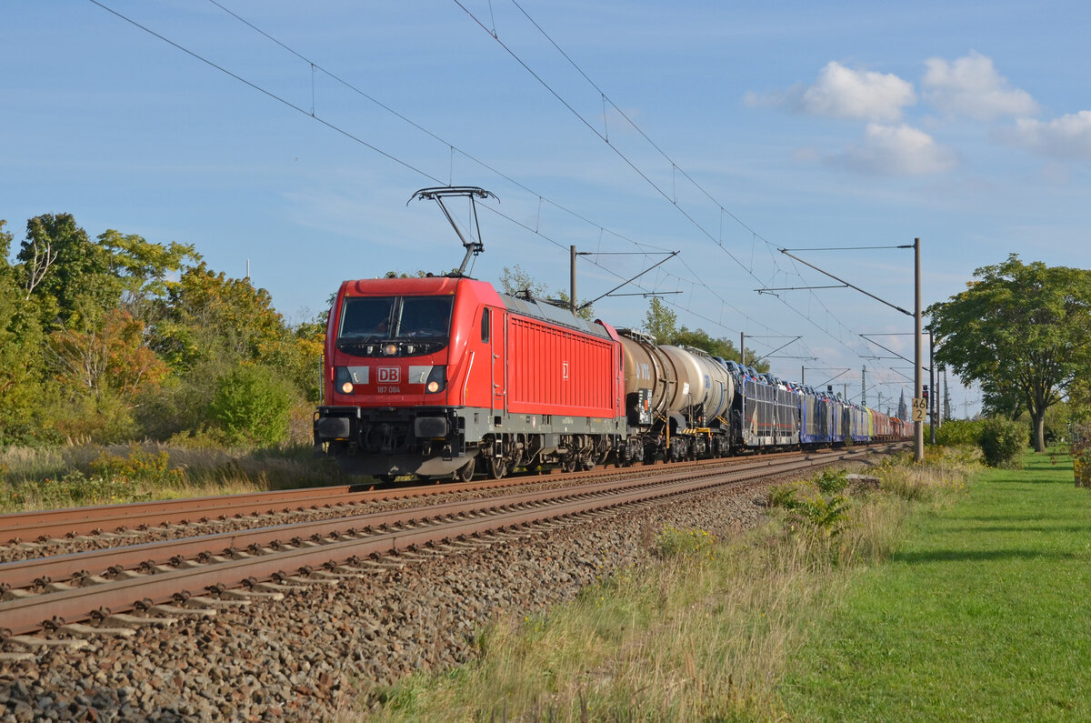 Mit einem gemischten Güterzug rollt 187 084 am 29.09.22 durch Greppin Richtung Dessau.