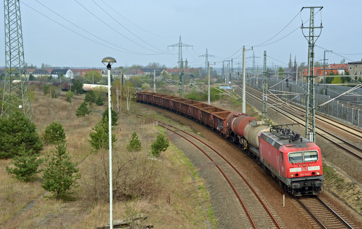 Mit einem gemischten Güterzug rollte 143 904 am 02.04.17 durch Bitterfeld Richtung Leipzig.