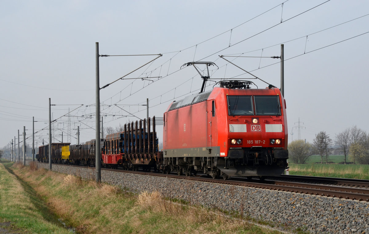 Mit einem gemischten Güterzug rollte 185 187 am 12.04.18 durch Braschwitz Richtung Magdeburg.