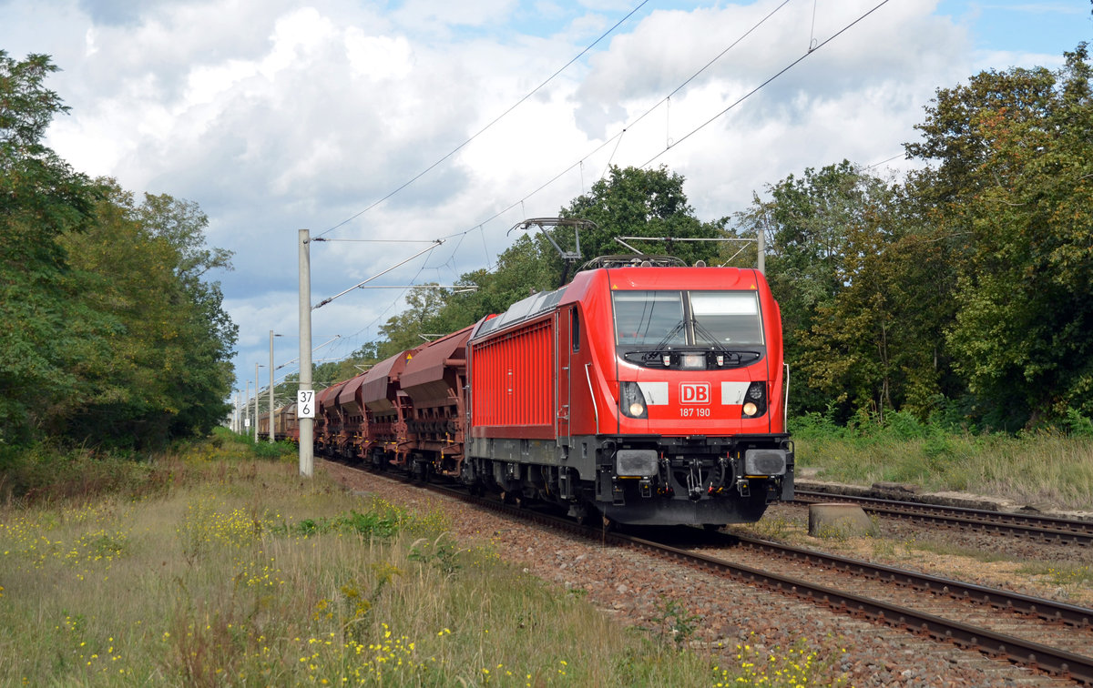 Mit einem gemischten Güterzug rollte 187 190 am 28.09.19 durch Raguhn Richtung Bitterfeld.