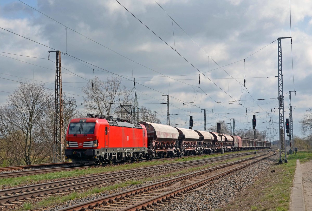 Mit einem gemischten Güterzug rollte 193 375 am 13.04.21 durch Saarmund zum nahegelegenen Rbf Seddin.