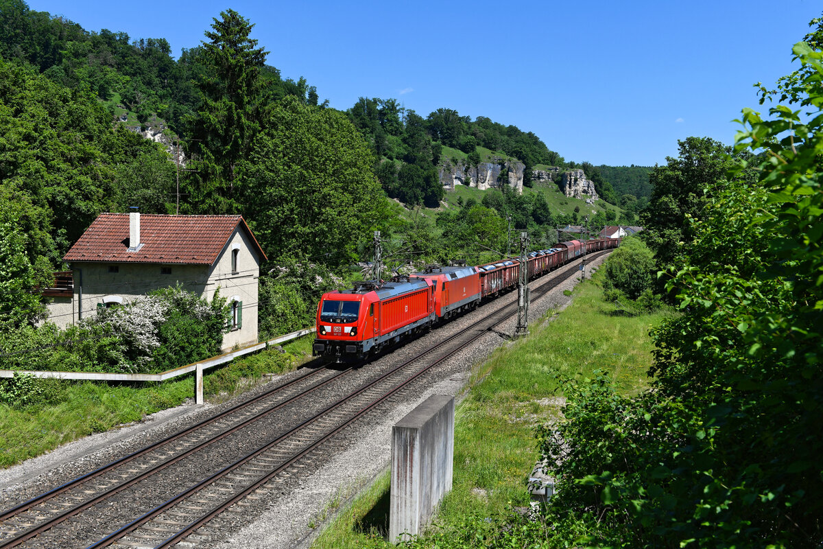 Mit einem gemischten Güterzug samt einer kalt mitlaufenden Lok der Baureihe 152 war am 13. Juni 2021 die 187 137 von DB Cargo zu beobachten. Bei Hagenacker gelang einer Aufnahme mit den typischen Felsformationen des Altmühltals im Hintergrund.  