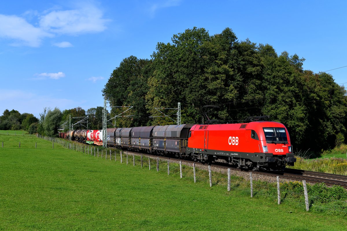 Mit einem gemischten Güterzug war am 21. September 2018 die 1116.141 von München Nord in Richtung Salzburg unterwegs. Aufnahmeort war der allseits bekannte Bü Vogl. 