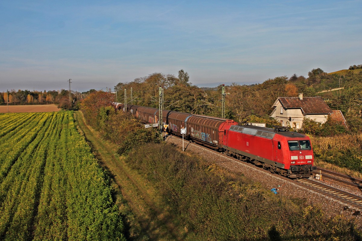 Mit einem gemischten Güterzug zog es am 30.10.2014 die Seddiner 145 078-2 bei Müllheim (Baden) in Richtung Schweiz hin.