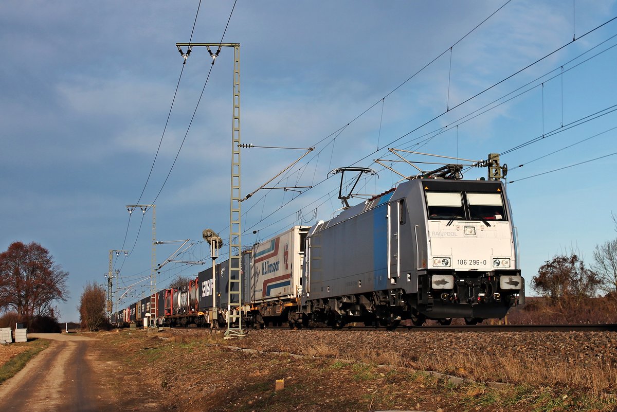 Mit einem gemischten  SAMSKIP -Containerzug fuhr am 22.12.2016 im letzten Tageslicht die Rpool/CTN 186 296-0 nördlich von Müllheim (Baden) durchs Markgräflerland in Richutng Schweizer Grenze.
