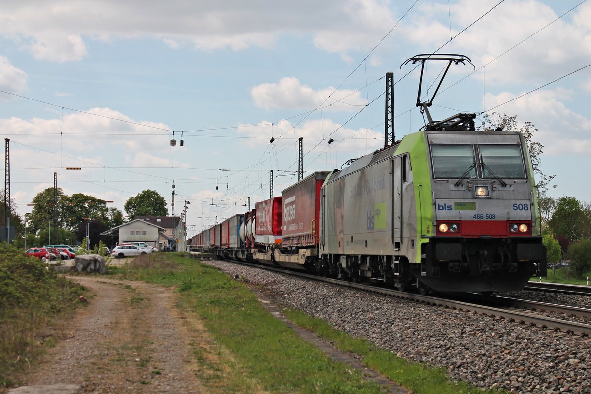 Mit einem  Gruber -KLV nach Wanne-Eikel fuhr am 13.04.18 die Re 486 508 im Auftrag für TXL durch den Bahnhof von Heitersheim in Richtung Heitersheim.