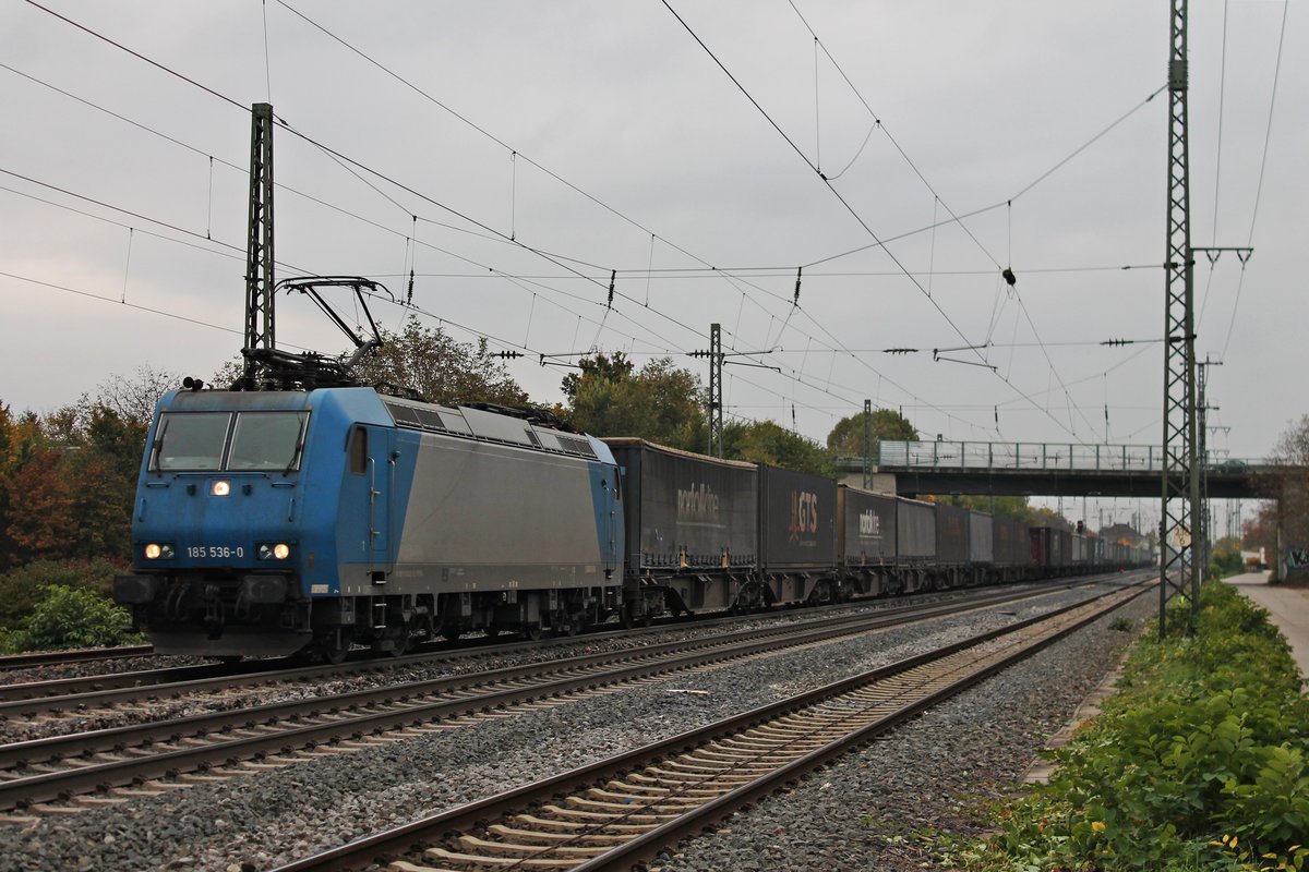 Mit einem  GTS -Containerzug fuhr Alpha Trains/Crossrail 185 536-0 am 29.10.2016 durch die Gleisanlagen von Müllheim (Baden) in Richtung Norden.