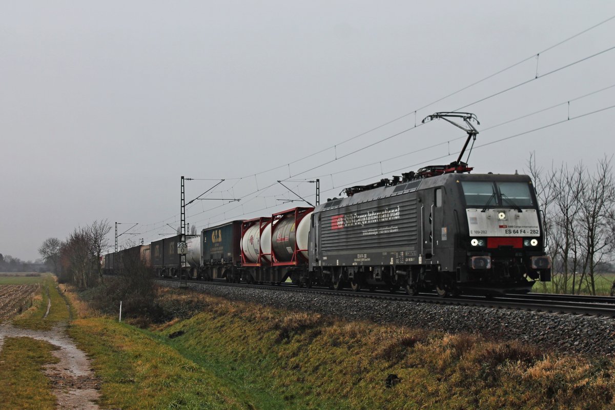 Mit einem  GTS -Containerzug fuhr am Morgen des 20.12.2017 die MRCE/SBBCI ES 64 F4-282 (189 282-7)  SBB Cargo International  bei Hügelheim durchs Rheintal in Richtung Norden.