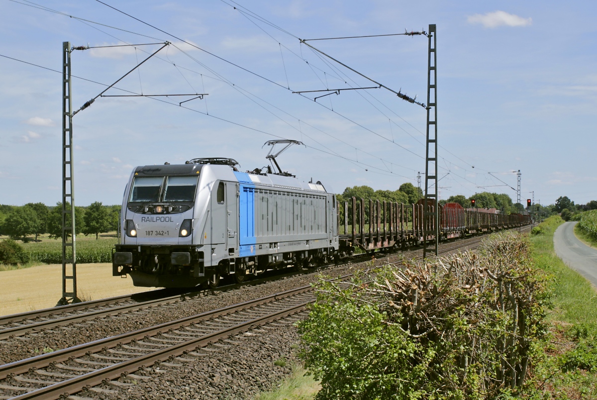 Mit einem Güterzug ist die 187 342-1 von Railpool am 28.07.2022 auf der Rollbahn bei Stirpe in Richtung Osnabrück unterwegs