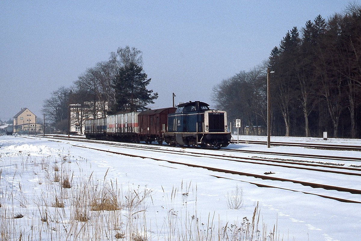 Mit einem Güterzug fährt 211 287-8 am 14.02.1983 aus Pfullendorf kommend in Altshausen ein