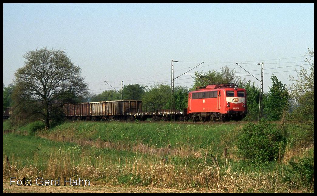 Mit einem Güterzug in Richtung Osnabrück war am 15.5.1992 um 9.21 Uhr 140267 am Ortsrand von Hasbergen zu sehen.

