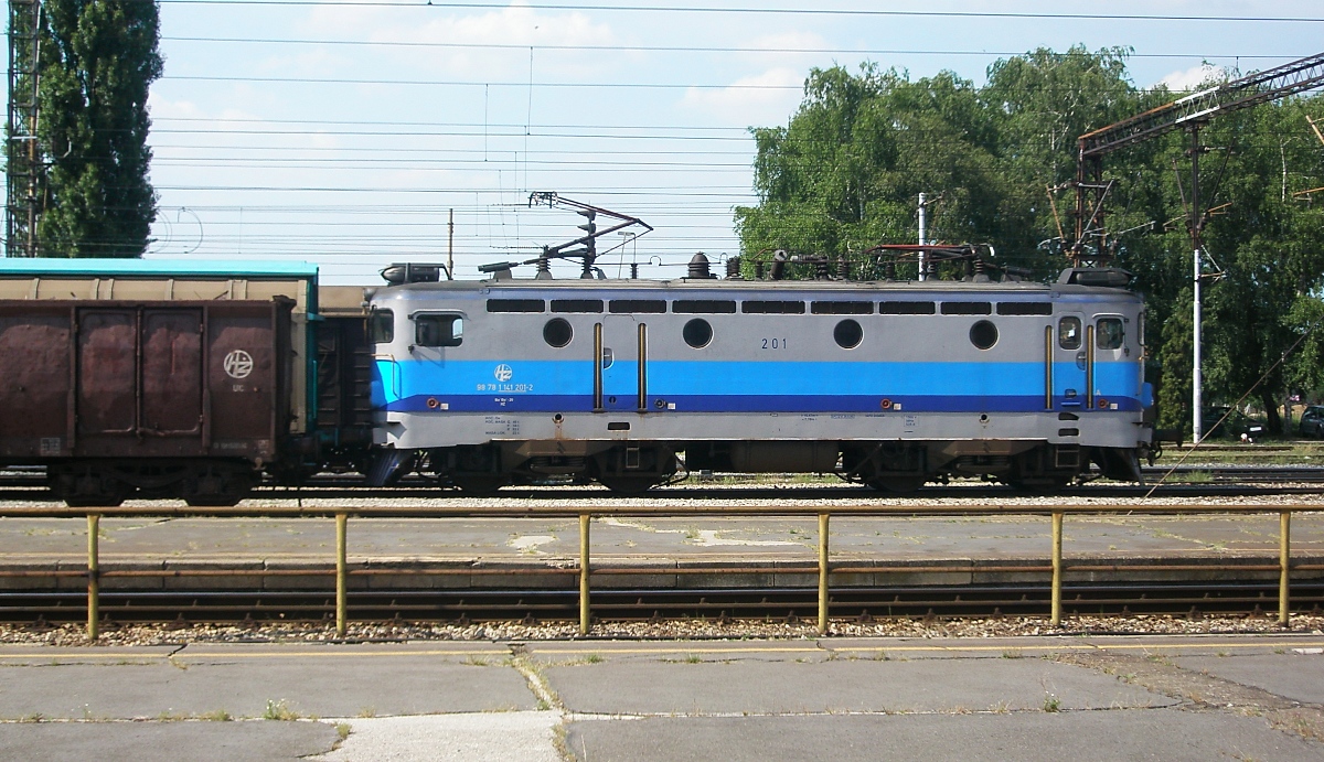 Mit einem Güterzug in Richtung Serbien verlässt HZ 1 141 201-2 am 21.05.2009 den kroatischen Grenzbahnhof Vinkovci
