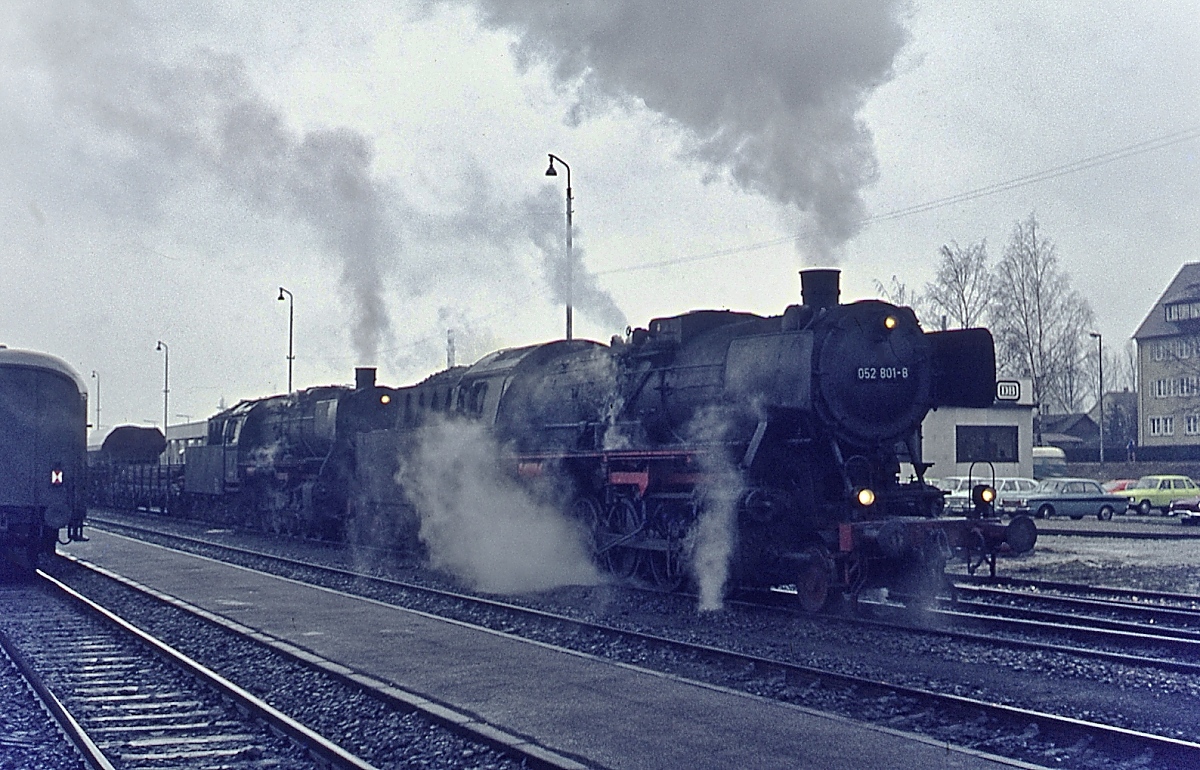 Mit einem Güterzug verlassen die 052 801-8 und eine weitere 050-053 an einem verregneten Tag Ende Dezember 1974 den Bahnhof Crailsheim. Die 052 801-8 (Krauss-Maffei 16318/1942) wurde am 20.11.1942 als 50 2801 ÜK beim Bw Karlsruhe Rbf. in Dienst gestellt und am 25.03.1976 in Crailsheim ausgemustert.