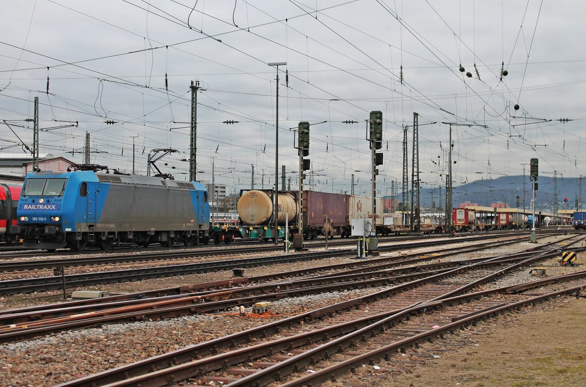Mit einem halb leeren Containerzug fuhr am 30.01.2018 die ATLU/RTX 185 510-5, welche den Zug vom Rangierbahnhof Muttenz bis Aachen West bespannte, durch den Badischen Bahnhof von Basel in Richtung Deutschland.