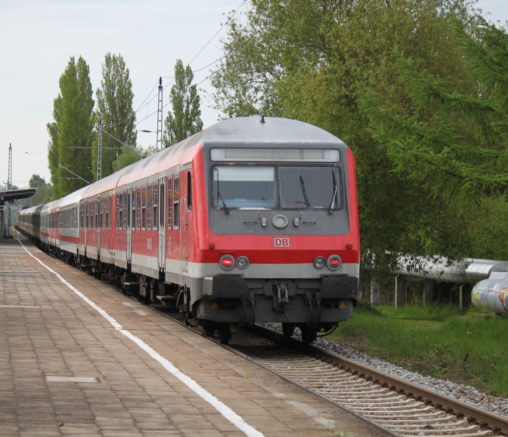 Mit einem Halberst�dter Steuerwagen am Ende war der Sonderzug 13290 von Warnem�nde nach Berlin-Zoo unterwegs gegen 08:25 Uhr war am 12.05.2015 die Durchfahrt im Haltepunkt Rostock-Holbeinplatz. 