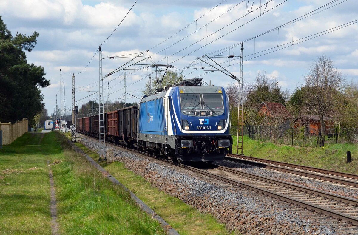 Mit einem Hochbordwagenzug am Haken rollt 388 012 der CD Cargo am 19.04.23 durch Wittenberg-Labetz Richtung Falkenberg(E).