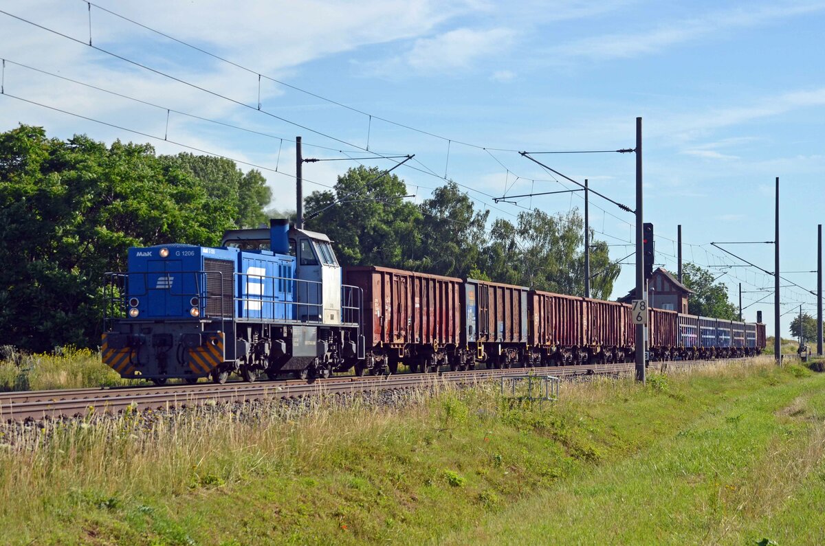 Mit einem Hochbordwagenzug rollte 275 842 der Länderbahn am 06.07.21 durch Braschwitz Richtung Halle(S).