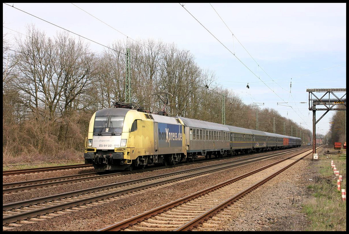 Mit einem HSV Fan Zug, offizielle Bezeichnung DPE 80008, kam am 15.4.2006 die Boxpress ES64U2-018 über die Rollbahn durch den Bahnhof Natrup Hagen. Die Fans waren auf dem Weg nach Duisburg. Damals spielten noch beide genannten Vereine in der ersten Bundesliga!