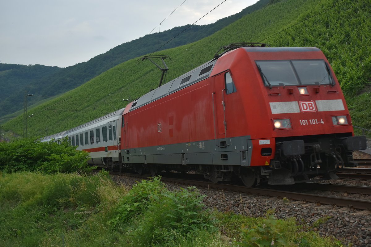 Mit einem IC am Haken kommt die 101 101-4 bei Bopparder Hamm gen Koblenz gefahren. Freitag den 8.6.2018