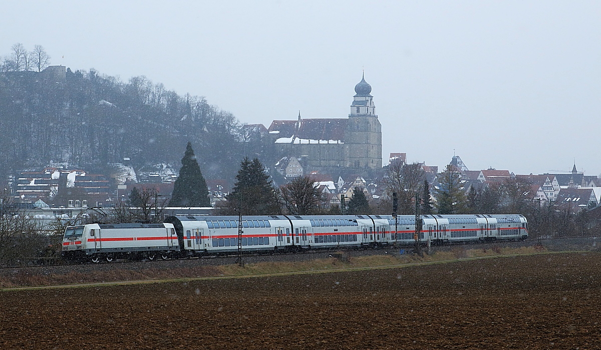 Mit einem IC nach Stuttgart ist eine unbekannte 146 am 22.03.2018 bei Herrenberg unterwegs