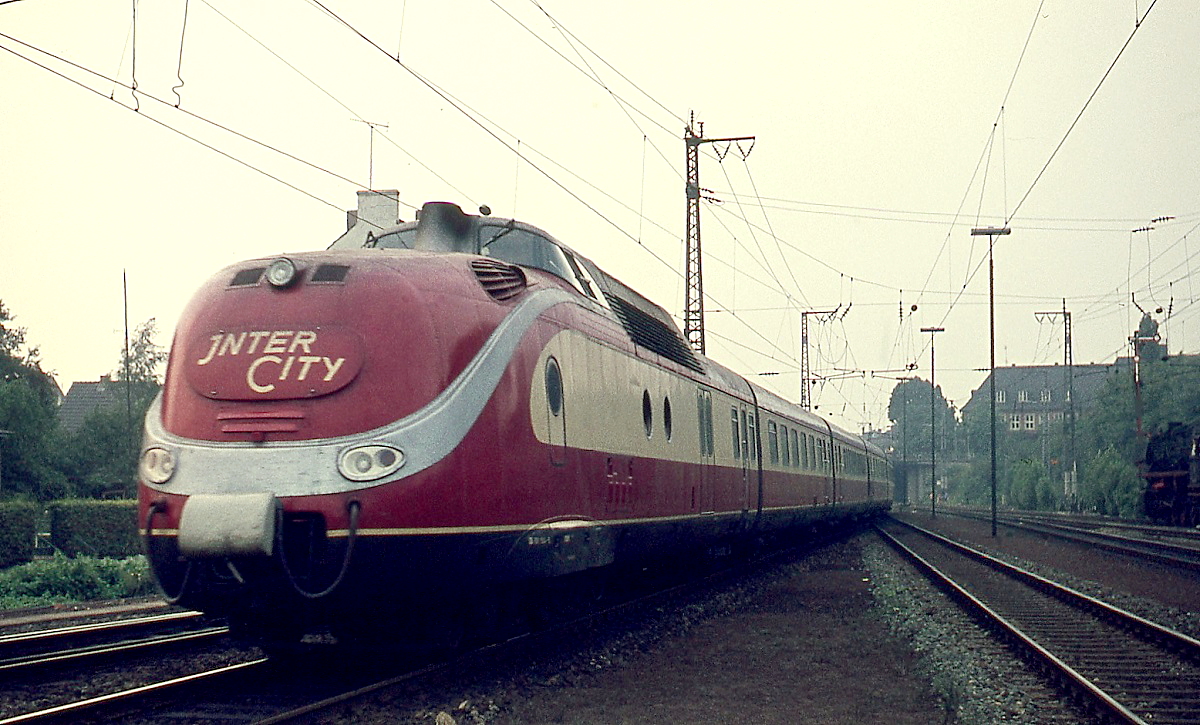 Mit einem IC von Norddeich nach Frankfurt fährt ein 601 am 31.08.1974 in Rheine ein