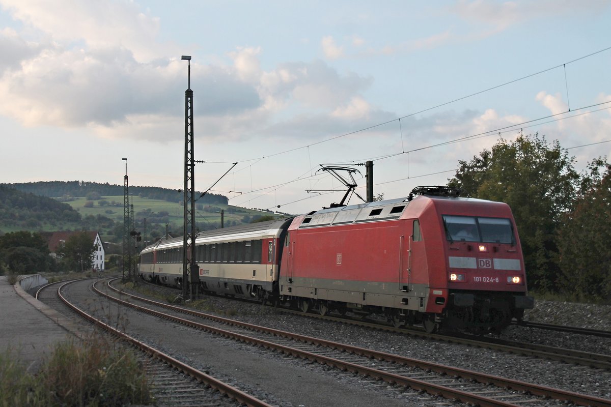Mit einem IC (Stuttgart Hbf - Zürich HB) fuhr am Abend des 20.09.2017 die 101 024-8 durch Welschingen-Neuhausen in Richtung Singen (Hohentwiel), wo sie ihren Zug dann an eine SBB Re 4/4 II übergibt.