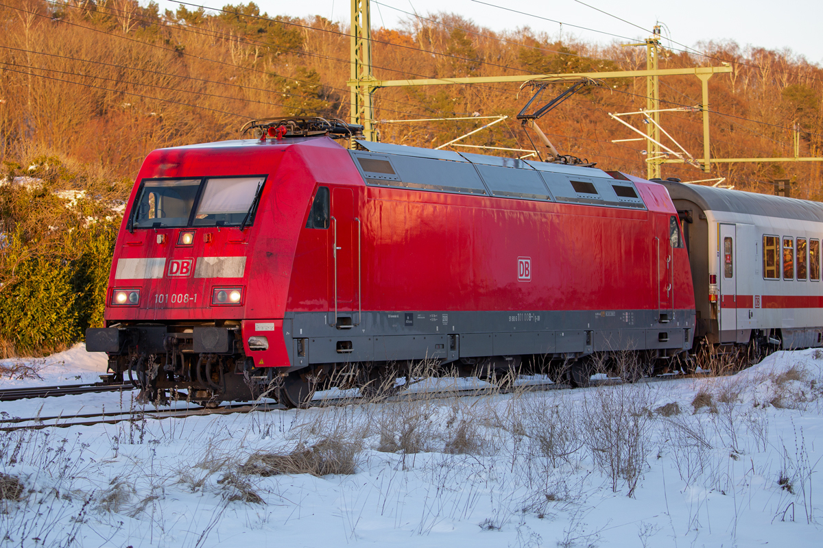 Mit einem IC wartet die Lok 101 008 in Lietzow auf den Gegenzug von Bergen. - 13.02.2021