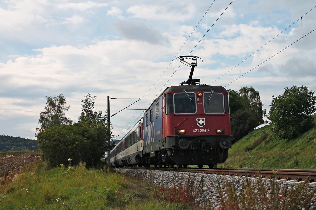 Mit einem IC (Zürich HB - Stuttgart Hbf) fuhr am Nachmittag des 20.09.2017 die Re 421 394-8 bei Thayngen über die Hochrheinbahn in Richtung Singen (Hohentwiel), wo sie ihren Zug an eine 101er von der DB übergeben wird.