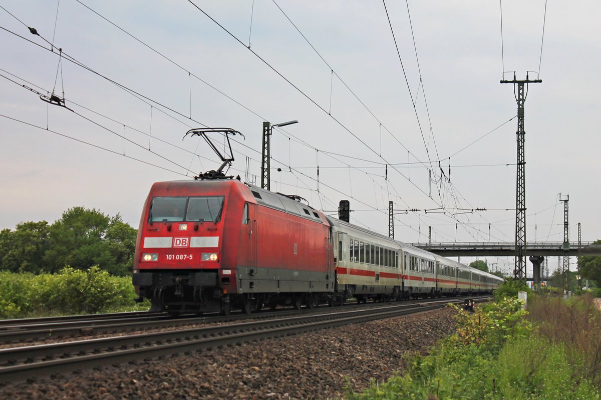 Mit einem ICE-Ersatzzug (Basel SBB - Berlin Ostbahnhof) fuhr am 03.05.2018 die 101 087-5 zusammen mit der 101 058-6  60 Jahre BDEF  bei Müllheim (Baden) durchs Markgräflerland in Richtung Freiburg (Breisgau).