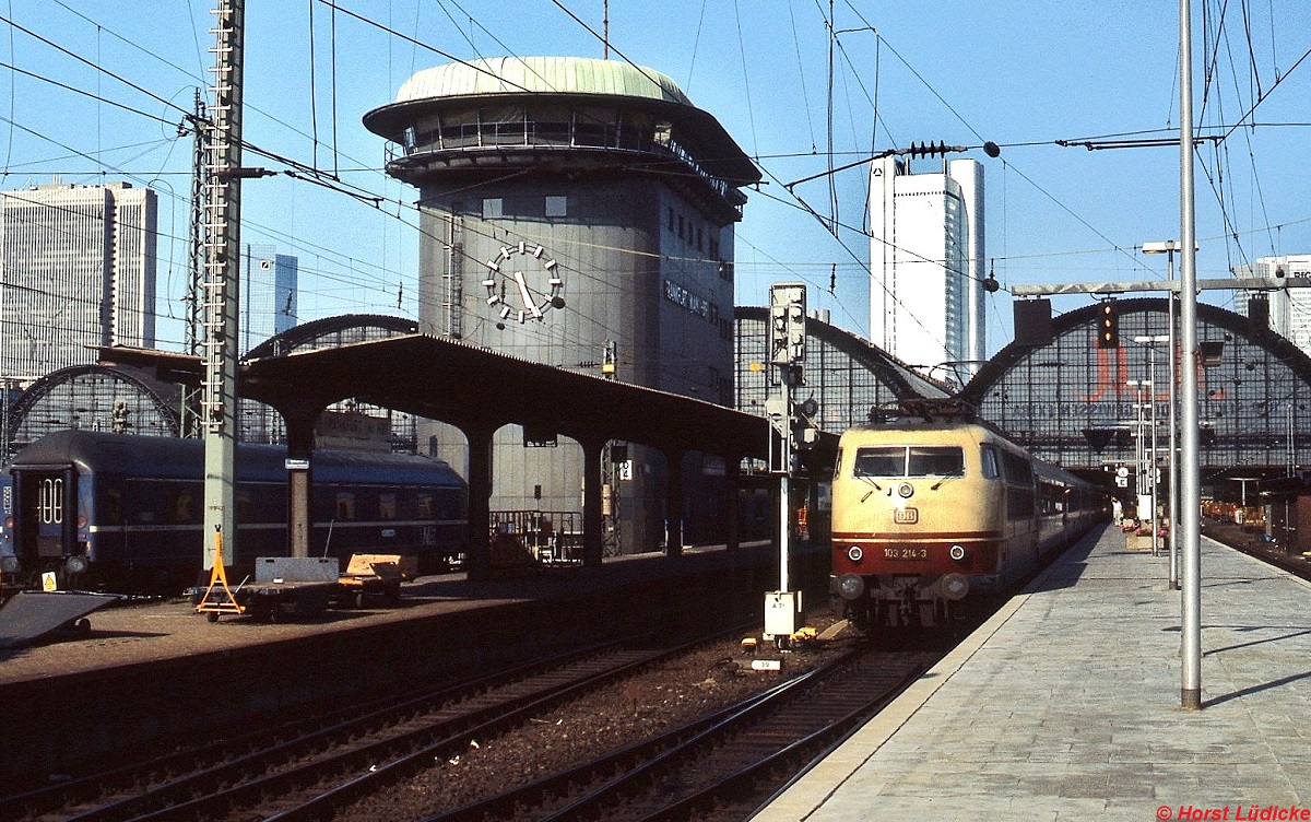 Mit einem Intercity verläßt 103 214-3 im Sommer 1985 den Frankfurter Hauptbahnhof