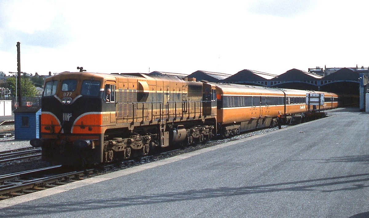 Mit einem Intercity verläßt Lok 077 der CIE im April 1992 Dublin Heuston Station