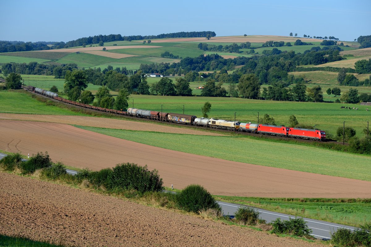 Mit einem interessanten gemischten Güterzug war am 31. August 2016 diese Doppeltraktion bestehend aus 145 045 und einer weiteren Lok dieser Baureihe im Haunetal zu beobachten. Im Zugverband lief noch eine Class 77 zu Überführungszwecken mit.