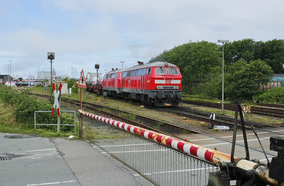 Mit einem der inzwischen recht raren von 218-Doppeln gezogenen Autozüge verlassen 218 435-6 und eine weitere 218 am 09.06.2022 Westerland in Richtung Niebüll. Auch die 218 435-6 trägt noch die Aufschrift  bwegt , sie wurde ebenfalls am 13.12.2021 von Ulm nach Niebüll umbeheimatet.