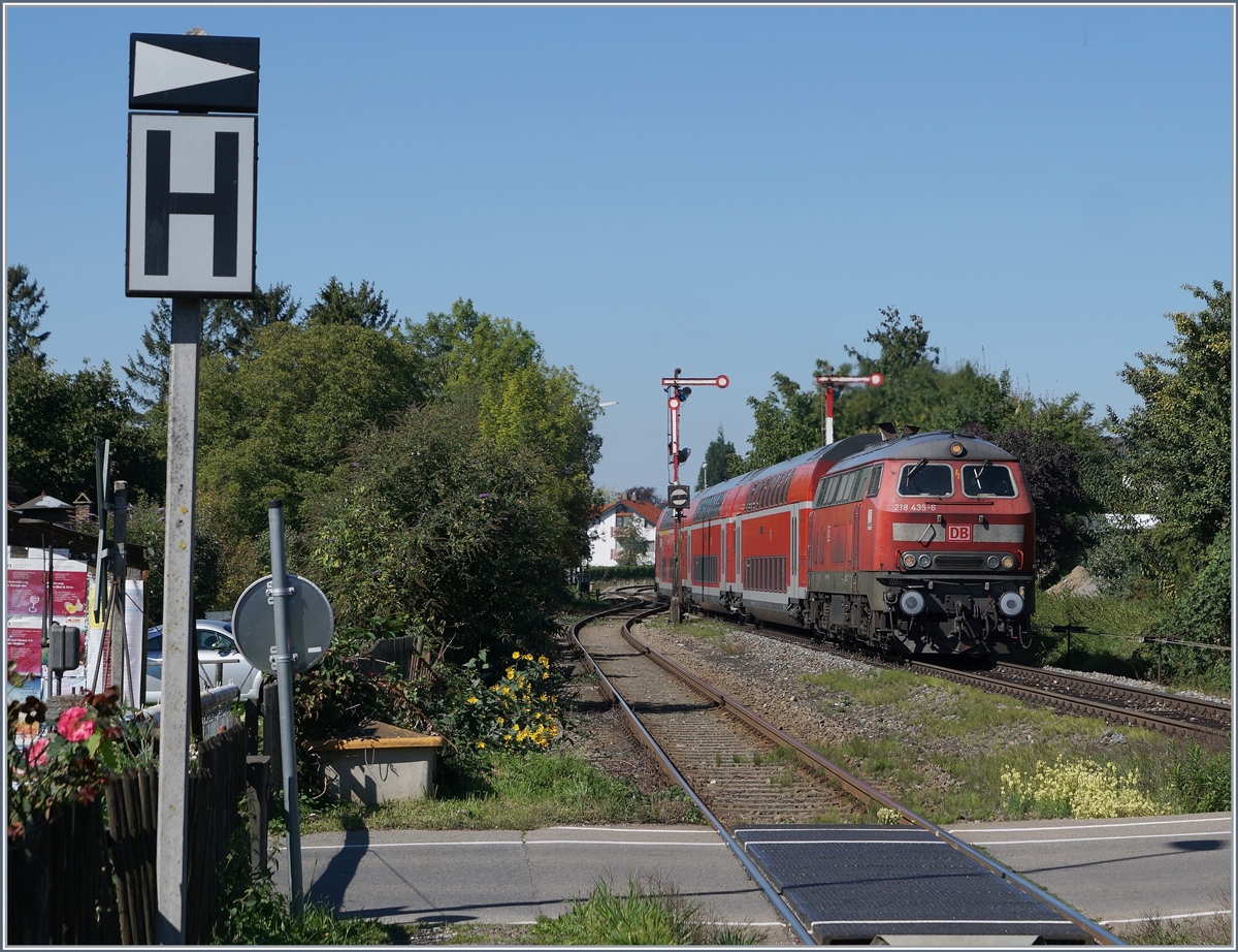 Mit einem IR aus Laupheim West nach Lindau erreicht die DB 218 435-6 den noch mit Formsignalen ausgestatteten Bahnhof Nonnenhorn.

25. Sept. 2018